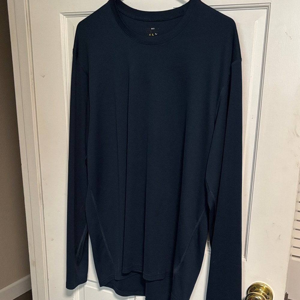 Mountain Hardwear Men's Long-Sleeve Crew Tee in Navy Blue